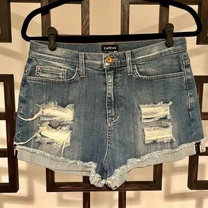 WOMAN’S BEBE DISTRESSED DENIM SHORTS WITH 1” CUFF, SIZE 30 (NWOT) RETAIL $45.00